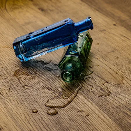 木目の上にガラス瓶を配置したイメージカット作例